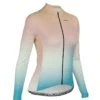 W. PELOTON COASTAL LS JERSEY - ETHEREAL 1 W. PELOTON COASTAL LS JERSEY - ETHEREAL -Voler 2025 0002 POD25 72660ROSWomensCoastalLSJerseyFront