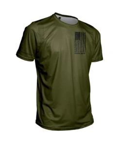 M. ENDURANCE AIR TEE - NEVER QUIT -Voler 2025 0034 ARMMens Distressed Flag Endurance Air Tee Front